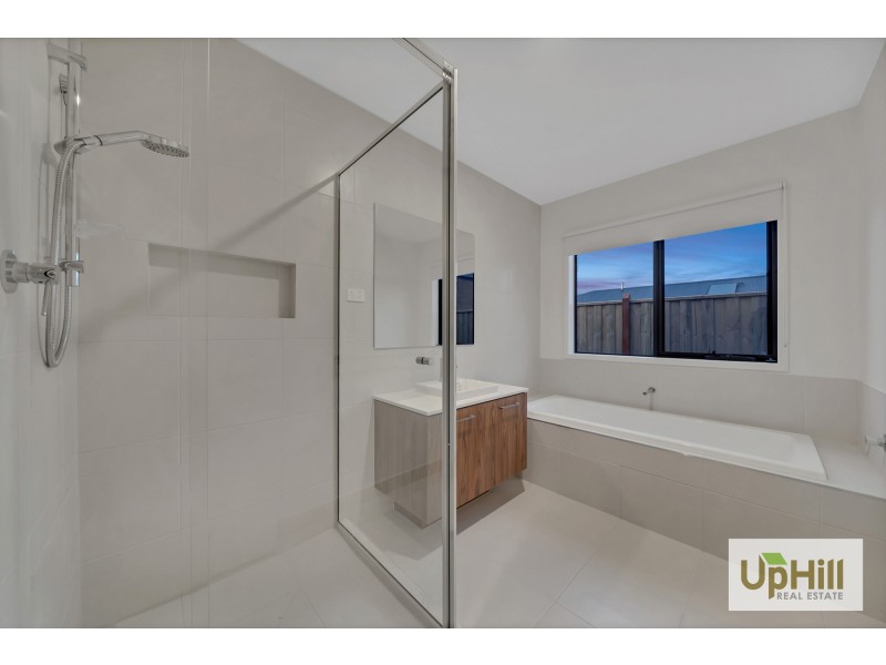 5 Trojan Crescent, Clyde North VIC 3978