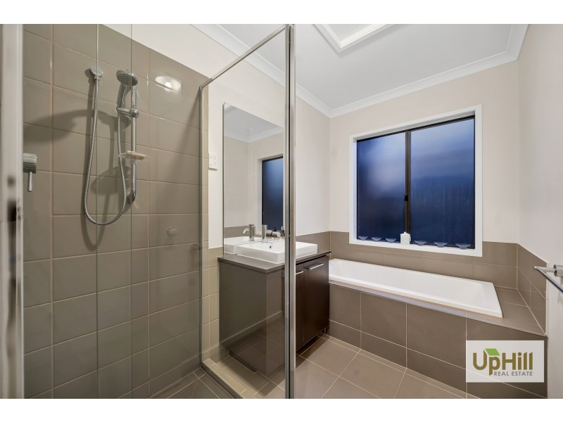 20 FLEUVE RISE, Clyde North VIC 3978