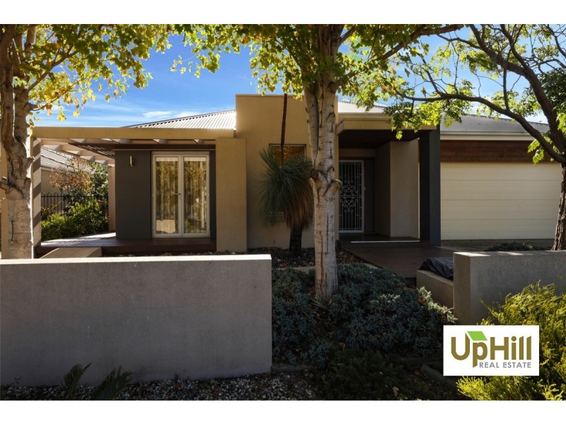 22   Fallingwater Drive, Pakenham VIC 3810