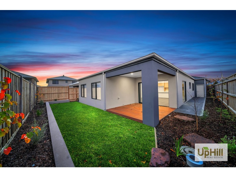6 Observatory Street, Clyde North VIC 3978