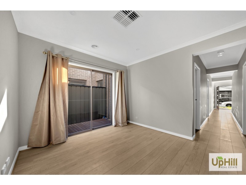 92 Glenrose Boulevard, Clyde North VIC 3978