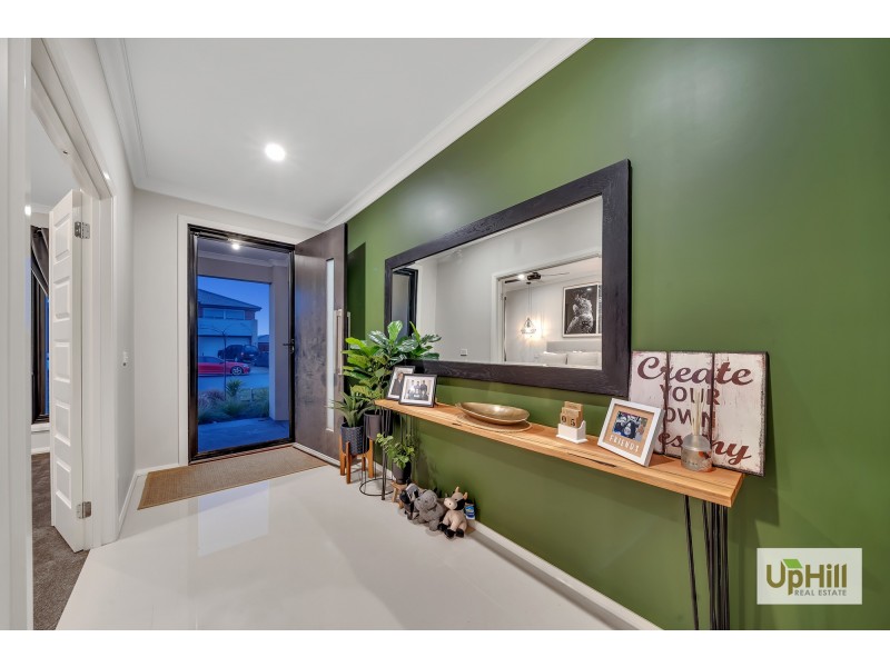 8 Clovis Ave, Clyde North VIC 3978