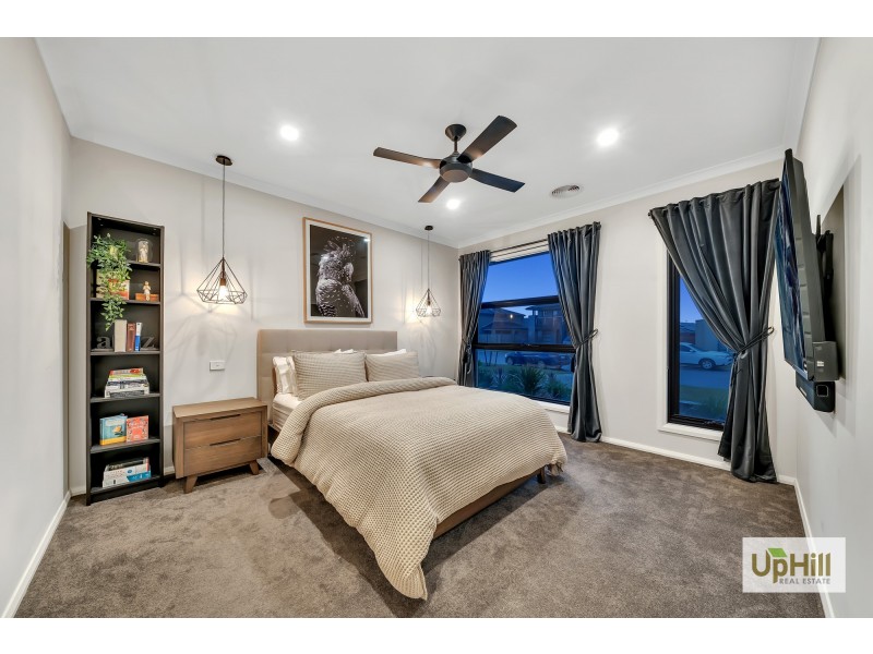 8 Clovis Ave, Clyde North VIC 3978