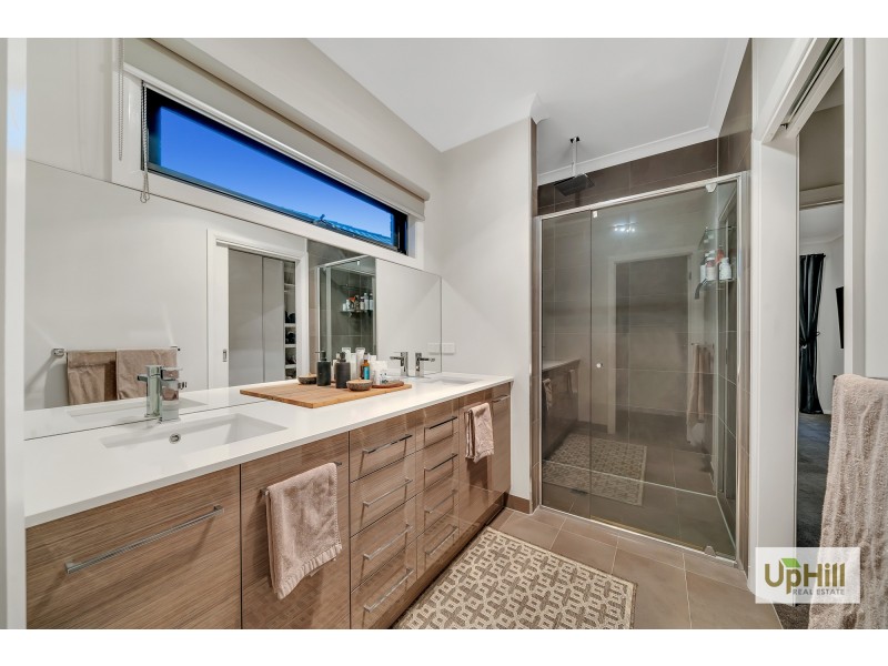 8 Clovis Ave, Clyde North VIC 3978