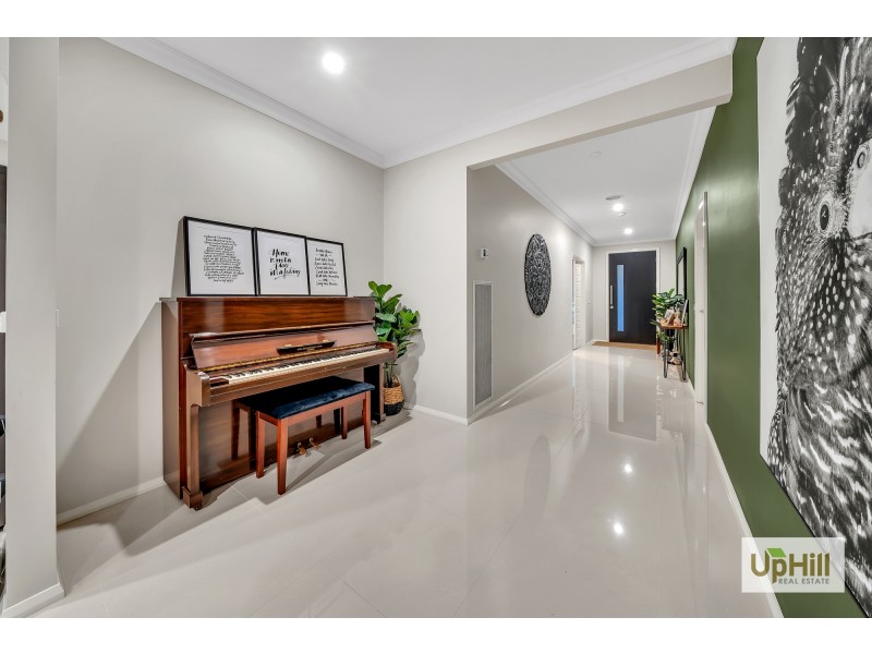 8 Clovis Ave, Clyde North VIC 3978