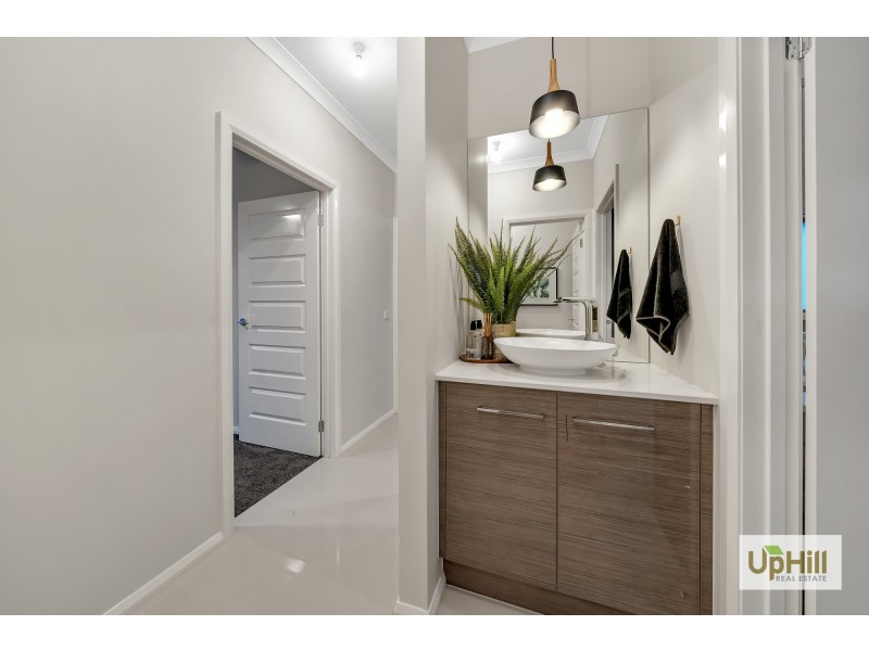 8 Clovis Ave, Clyde North VIC 3978