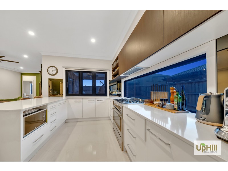 8 Clovis Ave, Clyde North VIC 3978