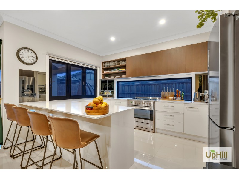 8 Clovis Ave, Clyde North VIC 3978