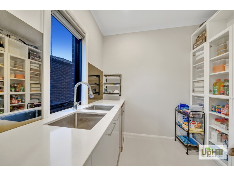 8 Clovis Ave, Clyde North VIC 3978