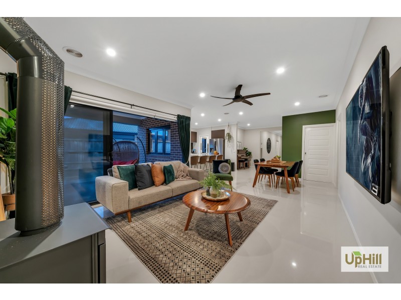 8 Clovis Ave, Clyde North VIC 3978