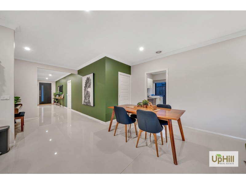 8 Clovis Ave, Clyde North VIC 3978