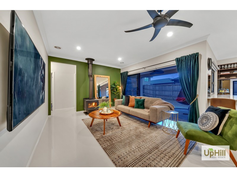 8 Clovis Ave, Clyde North VIC 3978