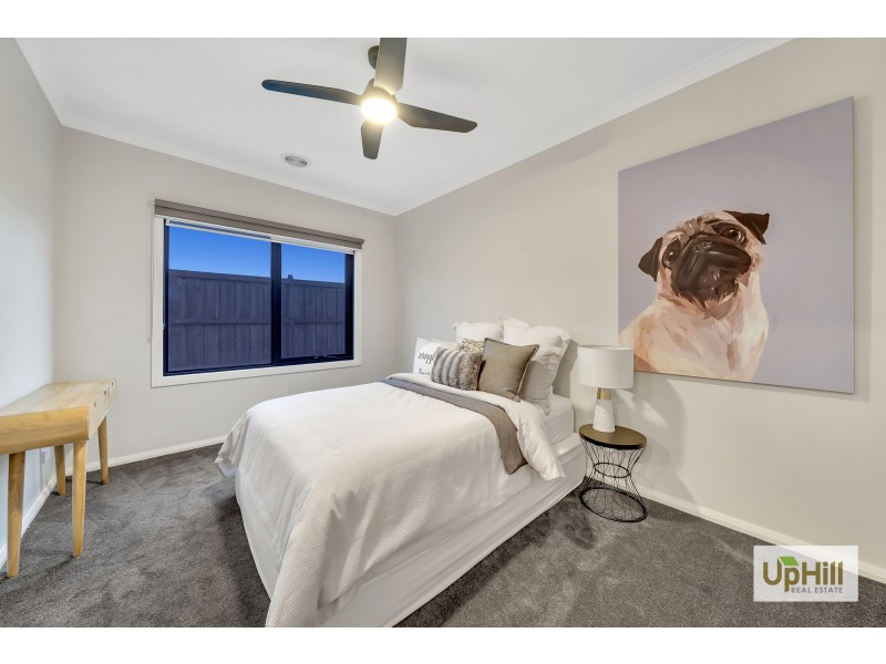 8 Clovis Ave, Clyde North VIC 3978