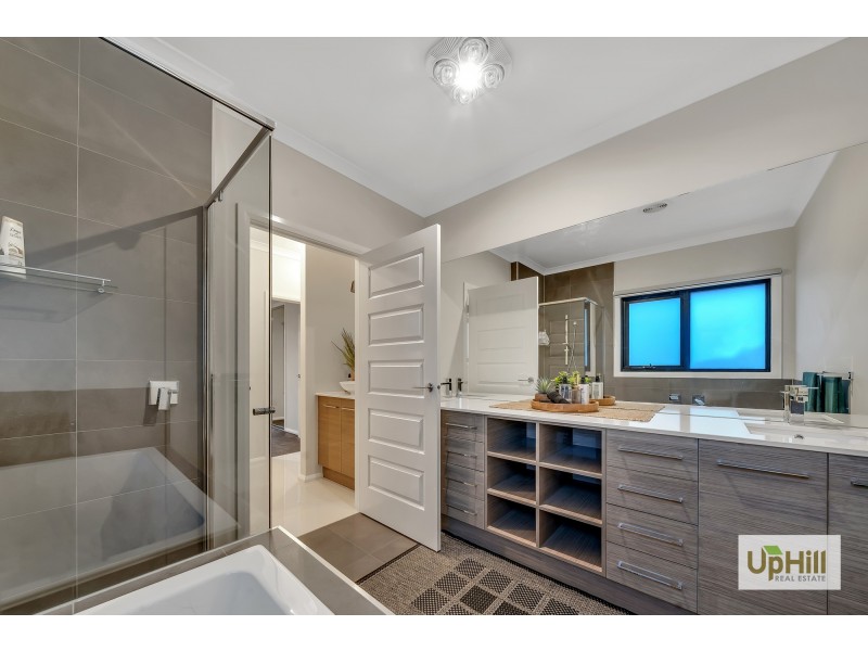 8 Clovis Ave, Clyde North VIC 3978