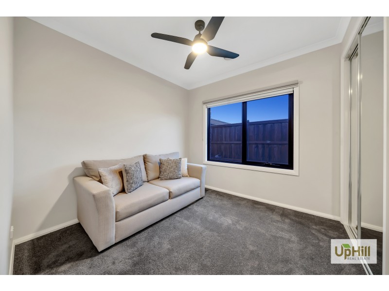 8 Clovis Ave, Clyde North VIC 3978