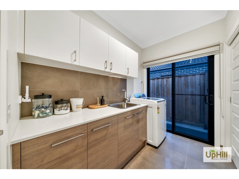 8 Clovis Ave, Clyde North VIC 3978