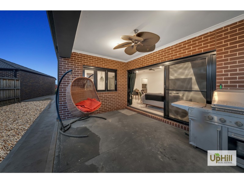 8 Clovis Ave, Clyde North VIC 3978