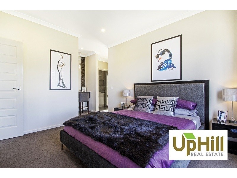 25 Amesbury Way, Clyde North VIC 3978