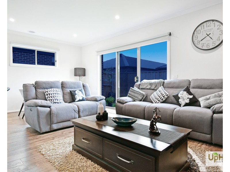11 Great Banjo Street, Clyde North VIC 3978