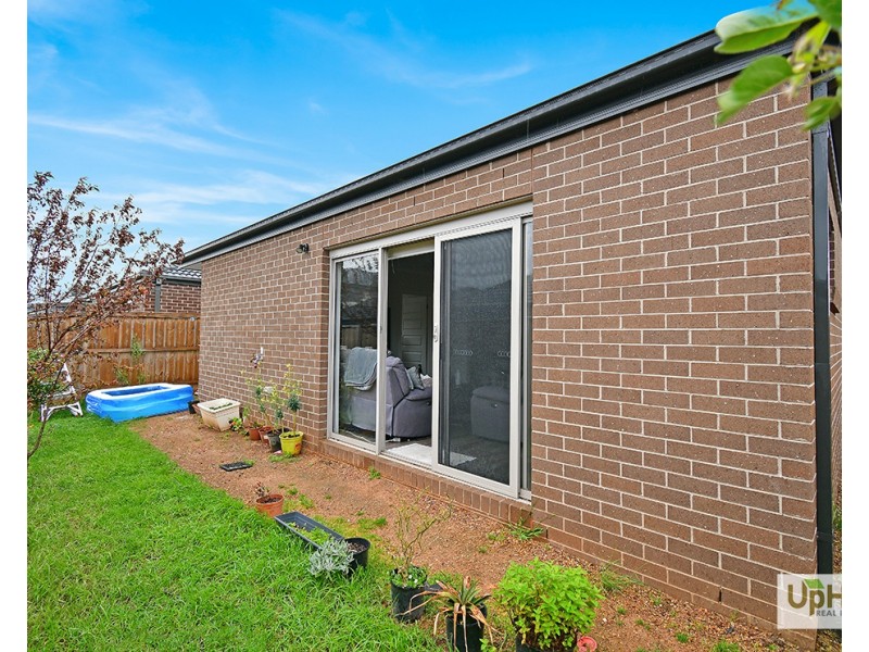 11 Great Banjo Street, Clyde North VIC 3978