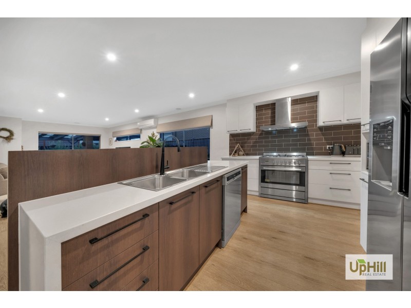 31 Castillo Avenue, Clyde North VIC 3978