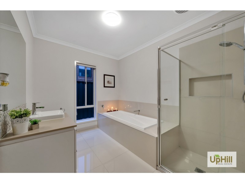 17 CALIBRE CIRCUIT, Clyde North VIC 3978