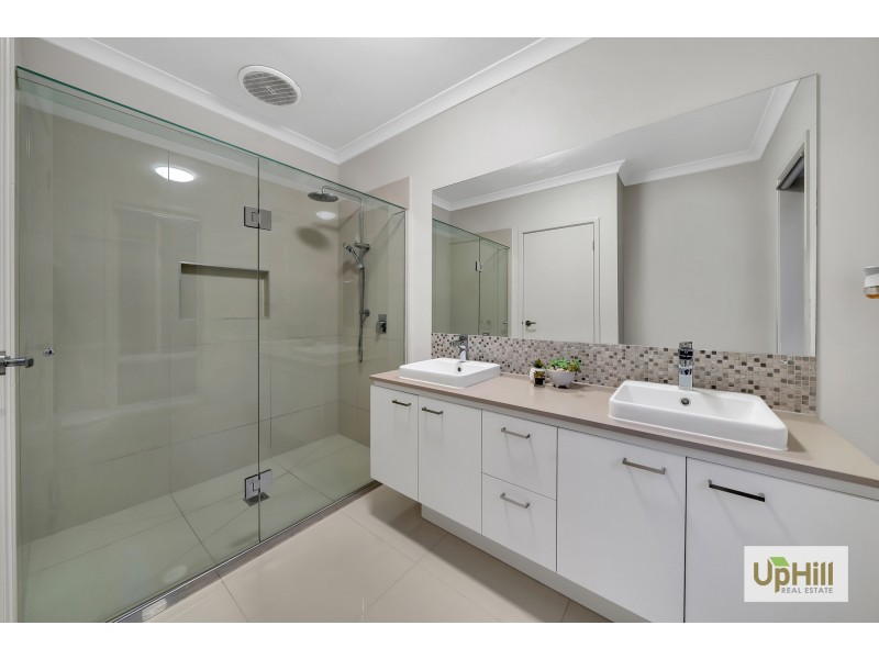 17 CALIBRE CIRCUIT, Clyde North VIC 3978