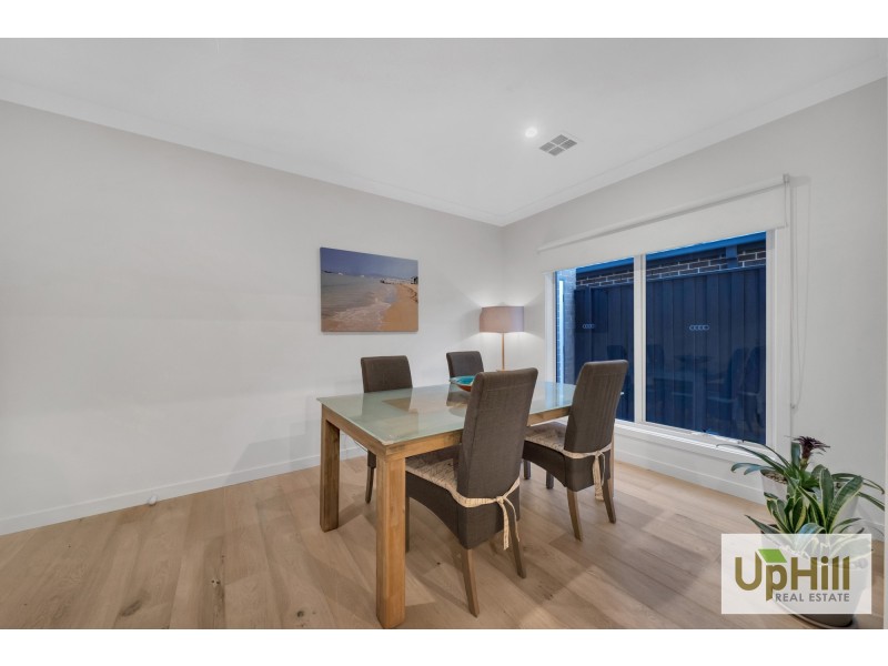 25 Ellaroo Circuit, Clyde North VIC 3978