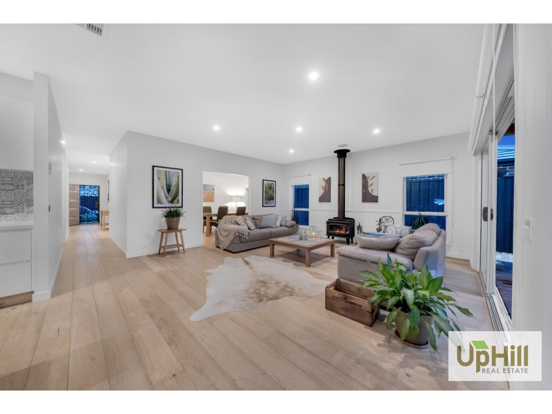 25 Ellaroo Circuit, Clyde North VIC 3978