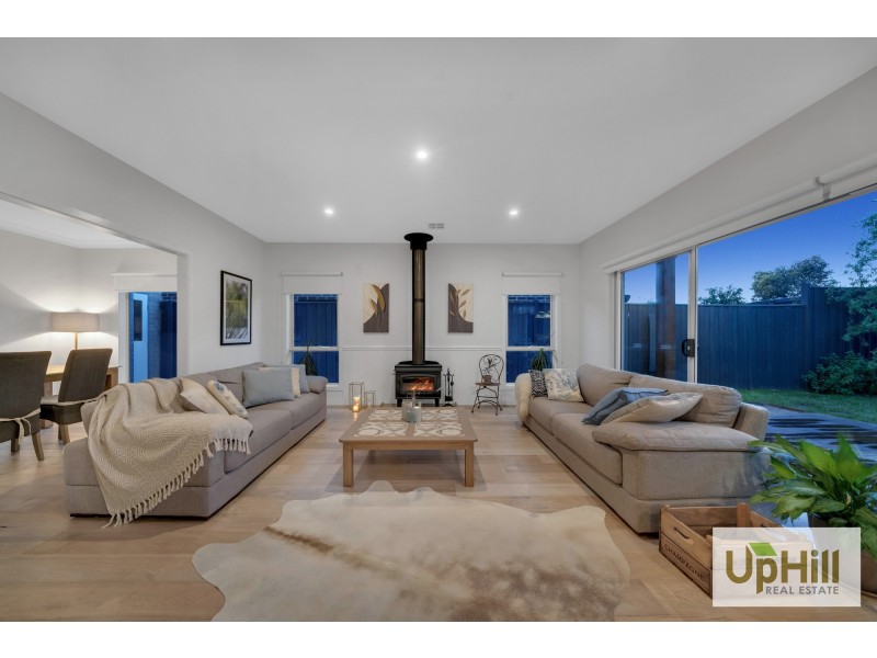 25 Ellaroo Circuit, Clyde North VIC 3978