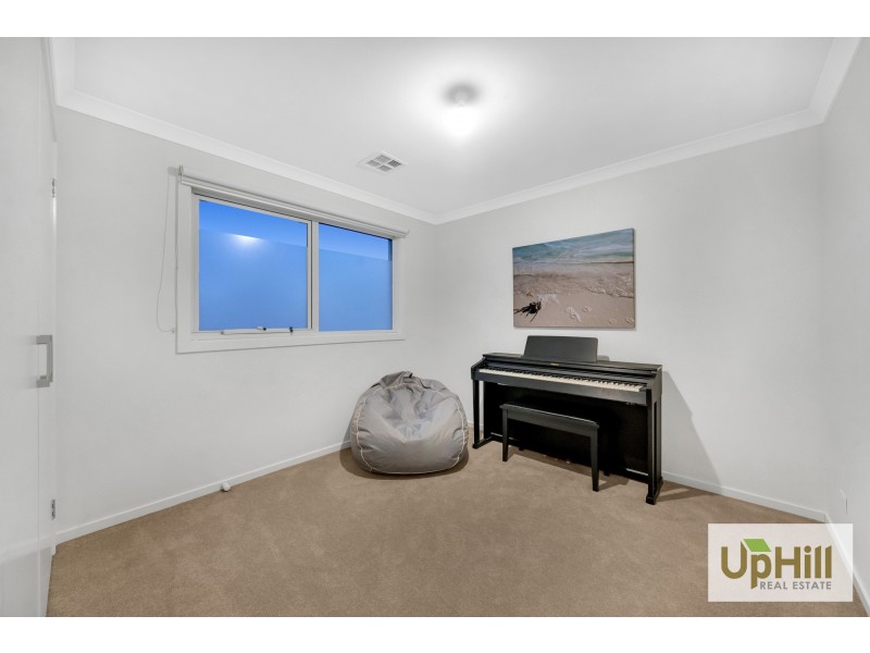 25 Ellaroo Circuit, Clyde North VIC 3978