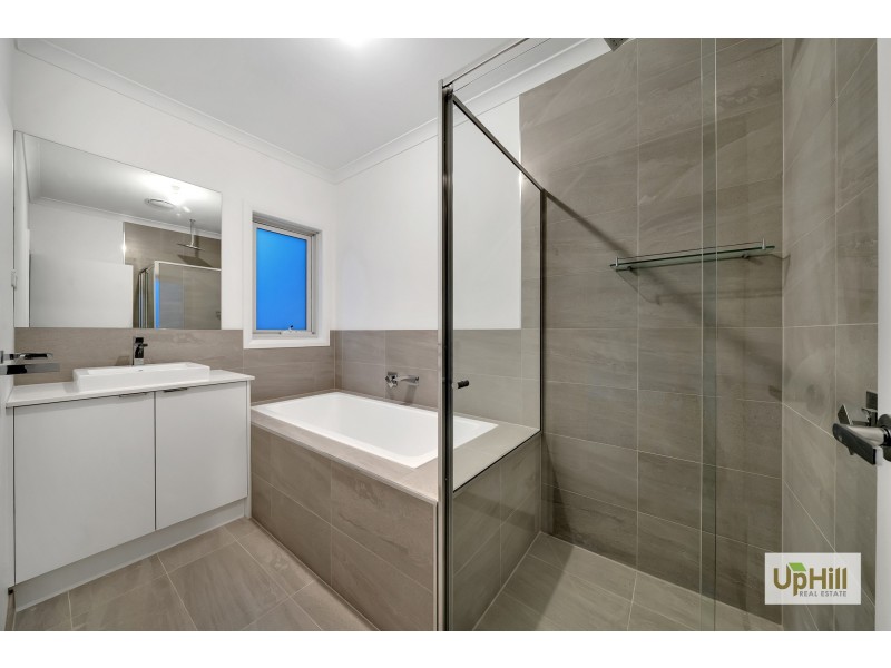 24 Hunt Way, Pakenham VIC 3810