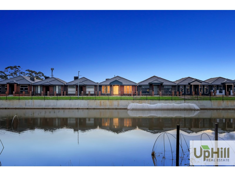 8 Titan Lodge Walk, Pakenham VIC 3810