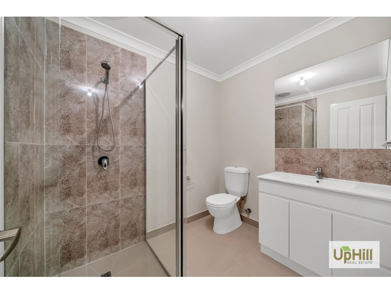8 Titan Lodge Walk, Pakenham VIC 3810