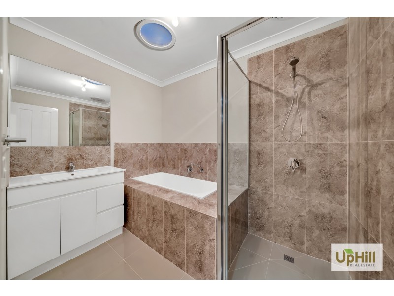 8 Titan Lodge Walk, Pakenham VIC 3810