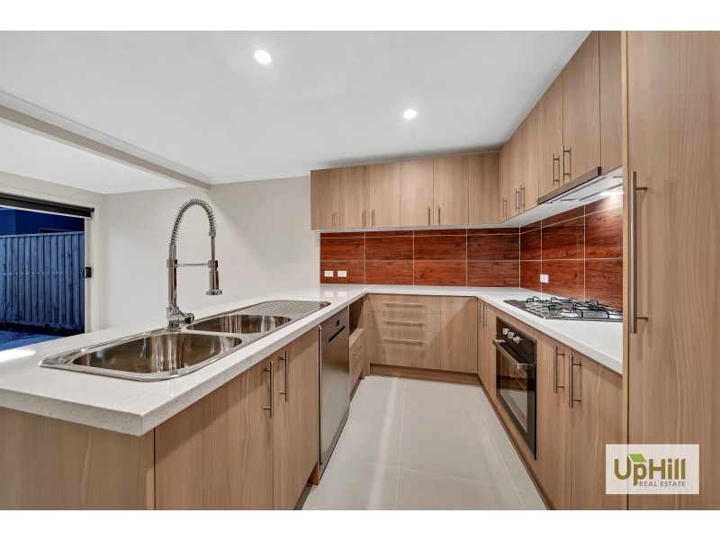 8 Titan Lodge Walk, Pakenham VIC 3810