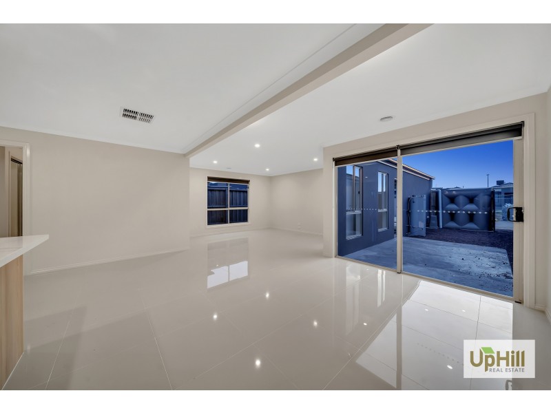 8 Titan Lodge Walk, Pakenham VIC 3810