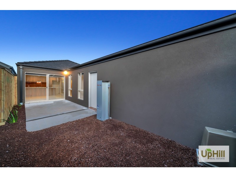 8 Titan Lodge Walk, Pakenham VIC 3810