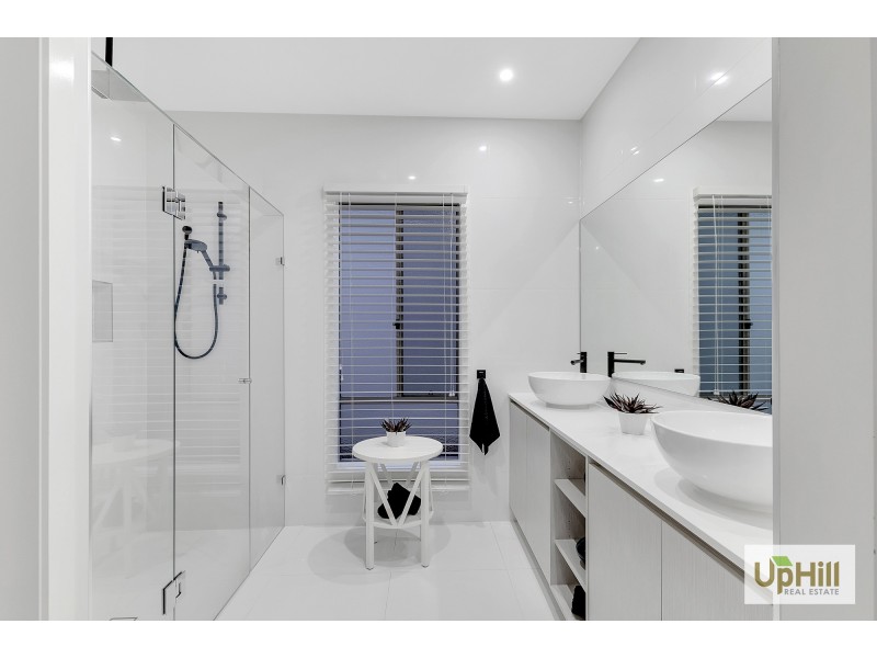 24 MURPHY STREET, Clyde North VIC 3978