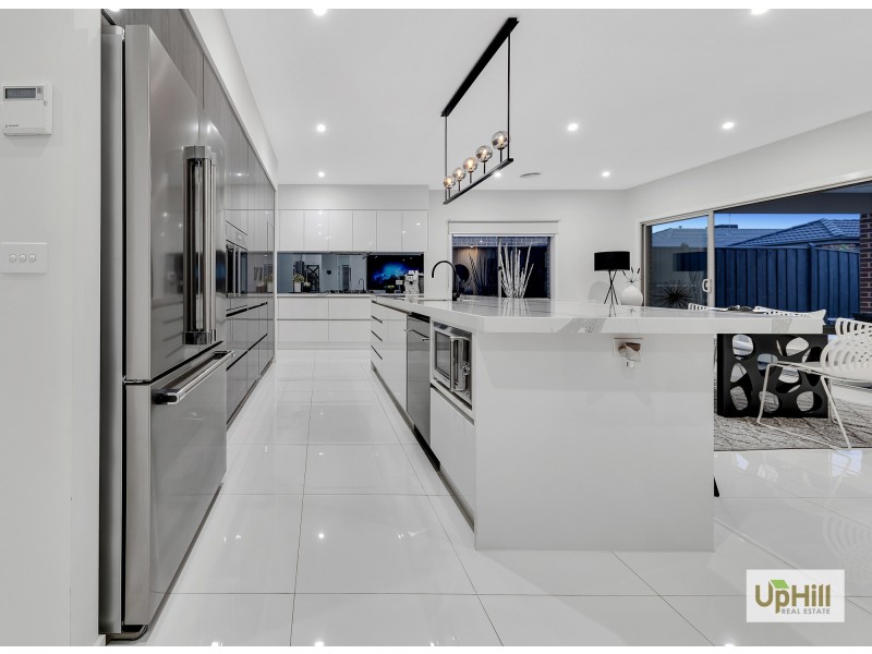 24 MURPHY STREET, Clyde North VIC 3978