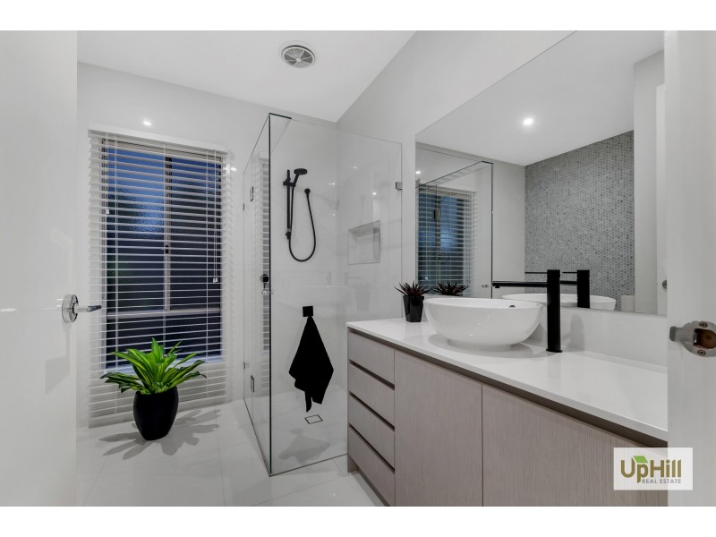 24 MURPHY STREET, Clyde North VIC 3978