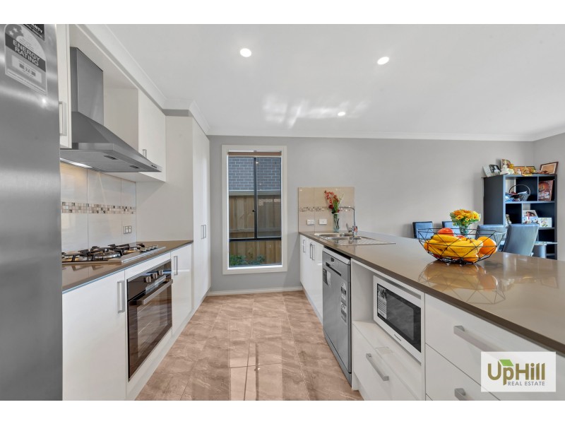 8 Dalziell Crescent, Cranbourne North VIC 3977