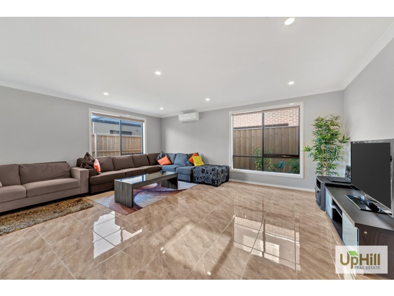 8 Dalziell Crescent, Cranbourne North VIC 3977