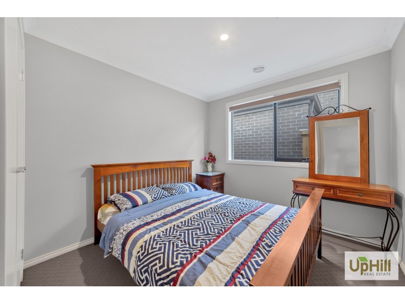 8 Dalziell Crescent, Cranbourne North VIC 3977