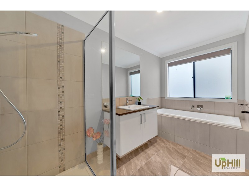 8 Dalziell Crescent, Cranbourne North VIC 3977