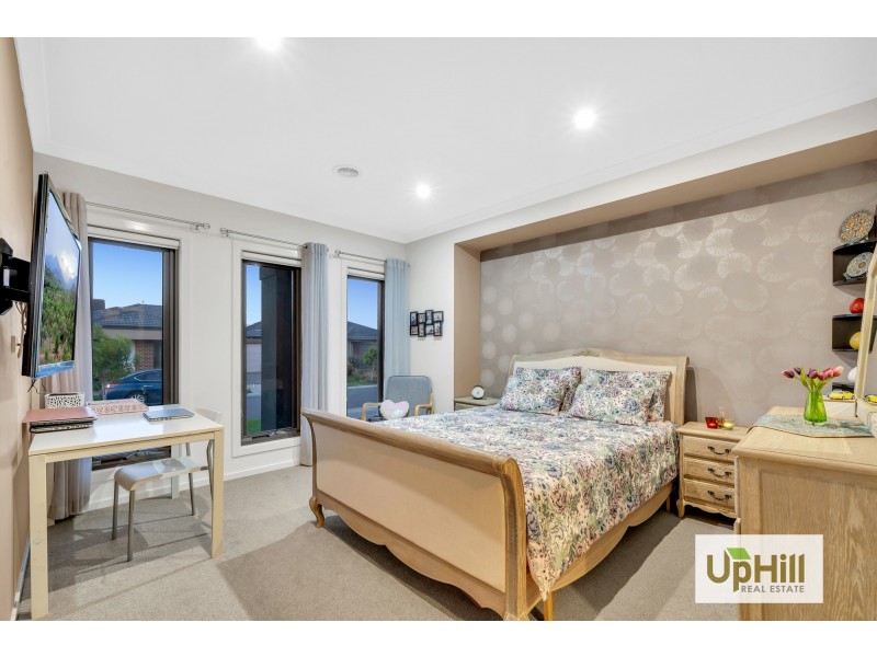 36 COMPTON WAY, Clyde North VIC 3978