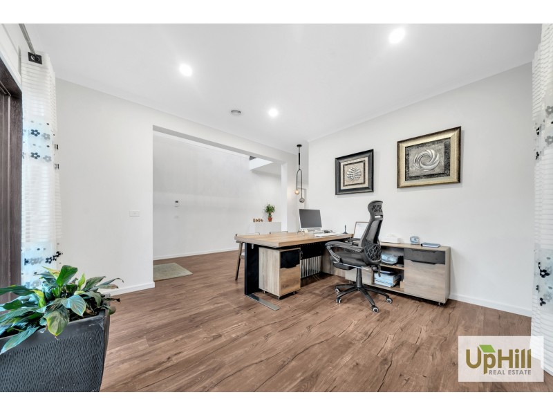 4 CARDEX ROAD, Clyde North VIC 3978