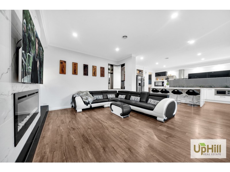 4 CARDEX ROAD, Clyde North VIC 3978