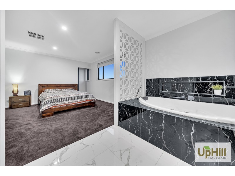 4 CARDEX ROAD, Clyde North VIC 3978