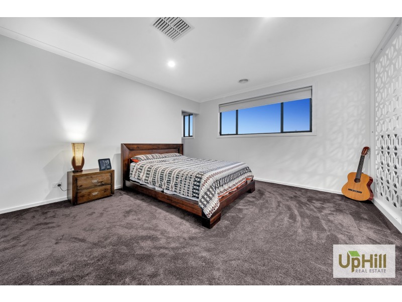 4 CARDEX ROAD, Clyde North VIC 3978